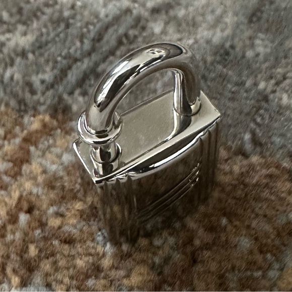 HERMES LOCK CHARM SILVER CADENA 1998 ANNEE ARBRE WITH DUST BAG & COA - Picture 9 of 14